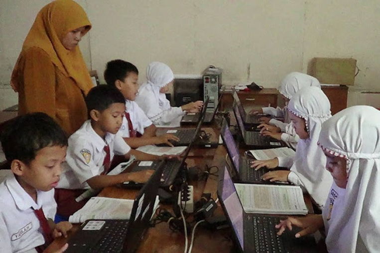 Menumbuhkan Literasi Digital yang Aman dan Sehat bagi Anak SD