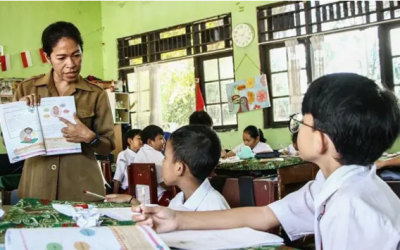 MENJADI GURU MERDEKA: BEBAS MATERI, KAYA MAKNA