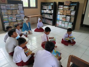 Tanamkan Budaya Literasi melalui Program SERASI, Mahasiswa PGSD UAA Optimalkan Pemanfaatan Perpustakaan SDN Bongsren